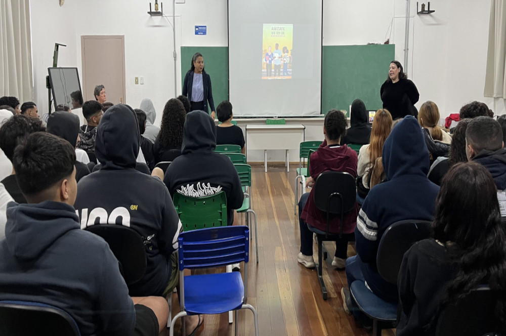 Câmara Municipal realiza palestras sobre a cartilha Amizade Não Tem Cor